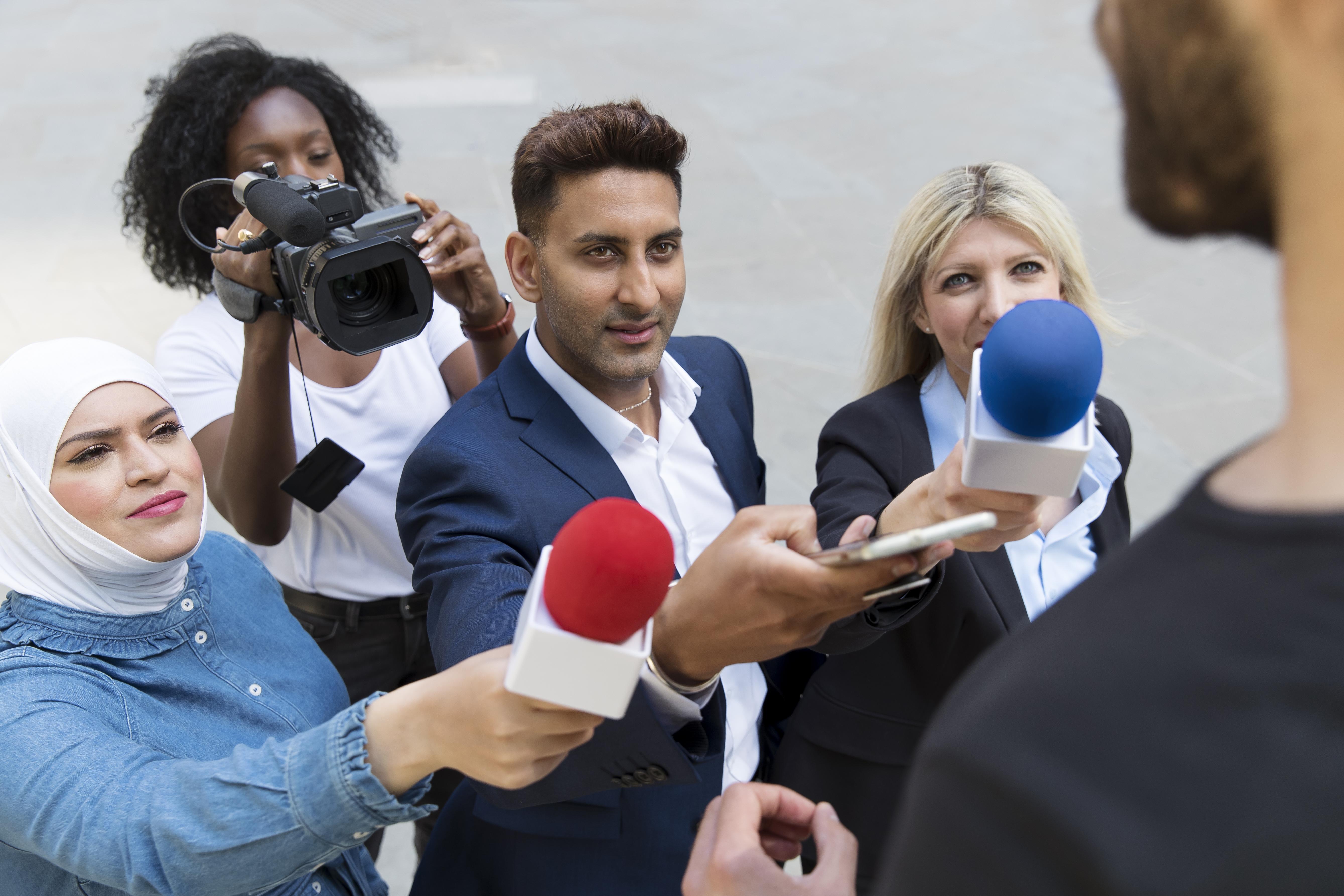 Close no Entrevsitado com Microfone enquanto ele faz declarações. Fonte: Banco de imagens Freepik